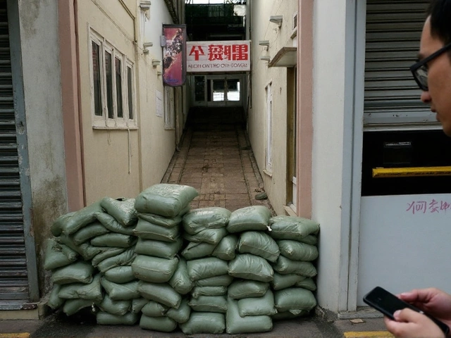 Super Typhoon Ragasa Hits Hong Kong with 220 km/h Winds, T8 Warning Issued